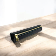 画像をギャラリービューアに読み込む, 【S-鉛筆サイズ210mm_8本_黒】ブラック STRUO ペンケース 革 細い 筆箱 スリム 栃木レザー 名入れ 箱型 コンパクト シンプル おしゃれ ブランド 高級 日本製 ビジネス レディース 中学生 高校生 大学生 社会人 大人 手作り タンニン鞣し ドログラペンケース 小さめ ペントレー くろ クロ kuro