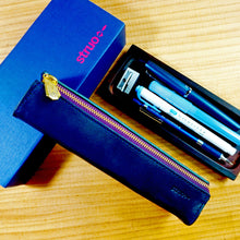 画像をギャラリービューアに読み込む, 【M-鉛筆サイズ210mm_12本】 STRUO ペンケース 革 大容量 筆箱  栃木レザー 箱型 トレー式 おしゃれ 名入れ 入学祝い たくさん入る 高級感 日本製 レザー ビジネス メンズ レディース 中学生 高校生 受験 入試 大学生 ギフト 自立 シンプル 学生 手作り タンニン鞣し ドログラペンケース 建築 設計 美術 えんぴつ デッサン 鉛筆ケース