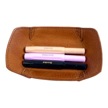 画像をギャラリービューアに読み込む, STRUO | ペントレイ 革 ショート軸用 万年筆トレイ カヴェコ スポーツ用 小型 ペントレー インクボトル置き 小型 おしゃれ スタッキング 可能 ブランド 名入れ 高級 シンプル 小さめ 手作り 国産レザー エイジング 文房具 ギフト デスク 鍵 小物置き ミニトレー