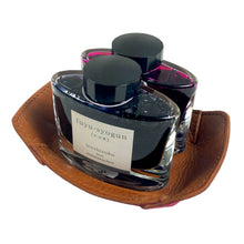 画像をギャラリービューアに読み込む, STRUO | ペントレイ 革 ショート軸用 万年筆トレイ カヴェコ スポーツ用 小型 ペントレー インクボトル置き 小型 おしゃれ スタッキング 可能 ブランド 名入れ 高級 シンプル 小さめ 手作り 国産レザー エイジング 文房具 ギフト デスク 鍵 小物置き ミニトレー