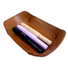 画像をギャラリービューアに読み込む, STRUO | ペントレイ 革 ショート軸用 万年筆トレイ カヴェコ スポーツ用 小型 ペントレー インクボトル置き 小型 おしゃれ スタッキング 可能 ブランド 名入れ 高級 シンプル 小さめ 手作り 国産レザー エイジング 文房具 ギフト デスク 鍵 小物置き ミニトレー