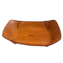 画像をギャラリービューアに読み込む, STRUO | ペントレイ 革 ショート軸用 万年筆トレイ カヴェコ スポーツ用 小型 ペントレー インクボトル置き 小型 おしゃれ スタッキング 可能 ブランド 名入れ 高級 シンプル 小さめ 手作り 国産レザー エイジング 文房具 ギフト デスク 鍵 小物置き ミニトレー