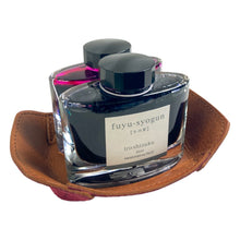 画像をギャラリービューアに読み込む, STRUO | ペントレイ 革 ショート軸用 万年筆トレイ カヴェコ スポーツ用 小型 ペントレー インクボトル置き 小型 おしゃれ スタッキング 可能 ブランド 名入れ 高級 シンプル 小さめ 手作り 国産レザー エイジング 文房具 ギフト デスク 鍵 小物置き ミニトレー