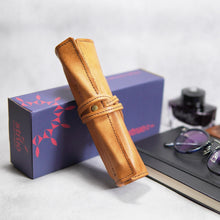 画像をギャラリービューアに読み込む, 【高さ180mm_3本】STRUO 万年筆 ペンケース 3本 革 ロールペンケース 3本差し 万年筆ケース ブランド イタリアンレザー AMAZONIA インクカートリッジ 仕切り 1本ずつ 収納 高級万年筆 おしゃれ コンパクト ミニマム 巻物 ロール 自立 モンブラン 149 ペリカン m1000 パイロット URUSHI 太軸対応 フリーサイズ 三本