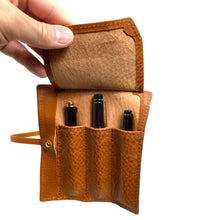 画像をギャラリービューアに読み込む, 【高さ160mm_3本】STRUO | 万年筆ケース 3本 ショートサイズ ロールペンケース ショート軸 3本差し 万年筆 短軸用 ペンケース ブランド 栃木レザー 仕切り 1本ずつ 高級 おしゃれ コンパクト 巻物 ロールペン モンブラン モーツァルト ボエム ペリカン m400 クラシックm200 ファーバーカステル ギロシェ アウロラ オプティマ パイロット エリート ぺんてる ケリー 小さい