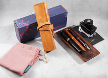 画像をギャラリービューアに読み込む, 【高さ180mm_4本】STRUO 万年筆 ペンケース 4本用 革 ロールペンケース 4本差し 万年筆ケース ブランド 名入れ 仕切り 1本ずつ イタリアンレザー 高級 インクカートリッジ 仕切り 1本ずつ 収納 シンプル コンパクト メンズ レディース ビジネス ギフト おしゃれ モンブラン149 ペリカン m1000 太軸 対応 フリーサイズ おすすめ