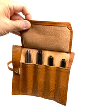 画像をギャラリービューアに読み込む, 【高さ160mm_4本】STRUO | 万年筆 ペンケース 4本 ロールペンケース ショートサイズ 4本差し ショート軸 万年筆 短軸用 ペンケース 革 ブランド 栃木レザー 仕切り 1本ずつ 高級 コンパクト 巻物 モンブラン モーツァルト ペリカン m400 m200 ファーバーカステル ギロシェ エモーション パイロット エリート セーラー プロフェッショナルギア スリム
