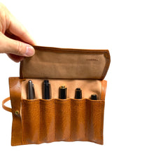 画像をギャラリービューアに読み込む, 【高さ160mm_5本_ショートサイズ】STRUO 万年筆 ペンケース 革 5本用 ロールペンケース 5本差し 栃木レザー ショート軸 仕切り 1本ずつ 高級 コンパクト 巻物 モンブラン モーツァルト ペリカン m400 クラシック m200 ファーバーカステル ギロシェ アウロラ オプティマ パイロット エリート 五本差し 短軸用