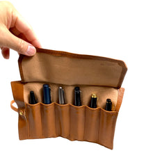 画像をギャラリービューアに読み込む, 【高さ160mm_6本】STRUO | 万年筆ケース 6本用 ロールペンケース 革 ショートサイズ 6本差し ショート軸 万年筆 短軸用 ペンケース 革 ブランド 栃木レザー 仕切り 1本ずつ 高級 コンパクト 巻物 モンブラン クラシック モーツァルト ボエム ペリカン スーベレーン m600 m400 クラシック m200 ファーバーカステル ギロシェ アウロラ オプティマ パイロット エリート