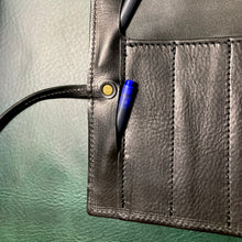 画像をギャラリービューアに読み込む, 【高さ180mm_5本】STRUO 万年筆 ペンケース 5本 革 インクカートリッジ 収納 ロールペンケース 5本差し 万年筆ケース イタリアンレザー 高級 名入れ  仕切り 1本ずつ シンプル コンパクト 立てるペンケース 太軸 モンブラン149 パイロット カスタム823 URUSHI 父の日 ギフト おすすめ