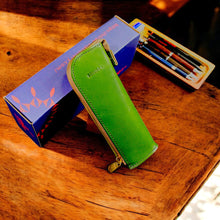 画像をギャラリービューアに読み込む, 【S-高さ170mm_8本】STRUO 立てるペンケース 革 スタンドペンケース 筆箱 おしゃれ スリム コンパクト 機能的 立つ レザーペンケース 高級 栃木レザー ヌメ革 ビジネス メンズ レディース 大人 社会人 高校生 大学生 名入れ ギフト 自立 ペン立て 縦型 女性 シンプル かわいい 小さい ショートサイズ 小型 ミニサイズ