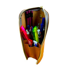 画像をギャラリービューアに読み込む, 【M-高さ192mm_12本】STRUO | 立てる ペンケース 革 大容量 名入れ スタンドペンケース 栃木レザー ブランド おしゃれ シンプル 高級 メンズ レディース 中学生 高校生 大学生 筆箱 ビジネス 立つペンケース 自立 中学生 高校生 大学生 男子 女子 入学祝い 進級祝い 卒業祝い 名入れ ギフト ハンドメイド エイジング