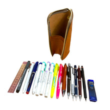 画像をギャラリービューアに読み込む, 【L-高さ170mm_15本】STRUO | 立てるペンケース 革 スタンドペンケース 筆箱 おしゃれ 大人 立つ ペンケース 大容量 高級 栃木レザー ヌメ革 入学祝い ビジネス メンズ レディース 社会人 大学生 名入れ ギフト 自立 ペン立て 縦型 ショートサイズ コンパクト シンプル